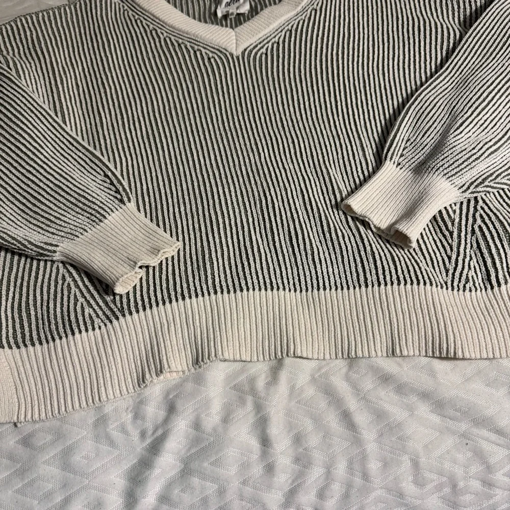 LOWEST PRICE ✨ Aerie Chenille V-Neck Sweater in Cream and Green - Picture 3 of 7